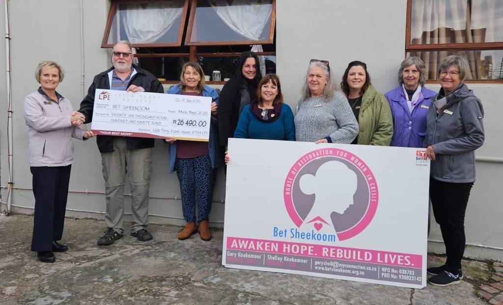 Cheque-handover-3-002